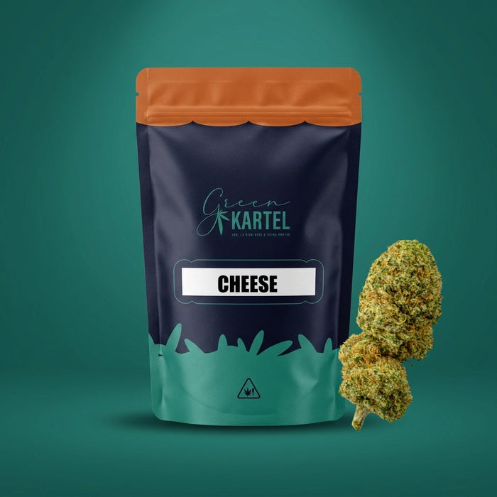 Fleur CBD Cheese indoor Green Kartel : packshot du sachet et de sa tête aux reflets dorés